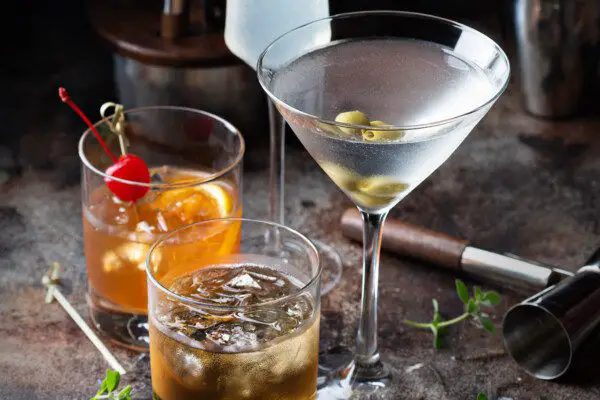 Essential Cocktails Made Easy: Expert Tips and Recipes