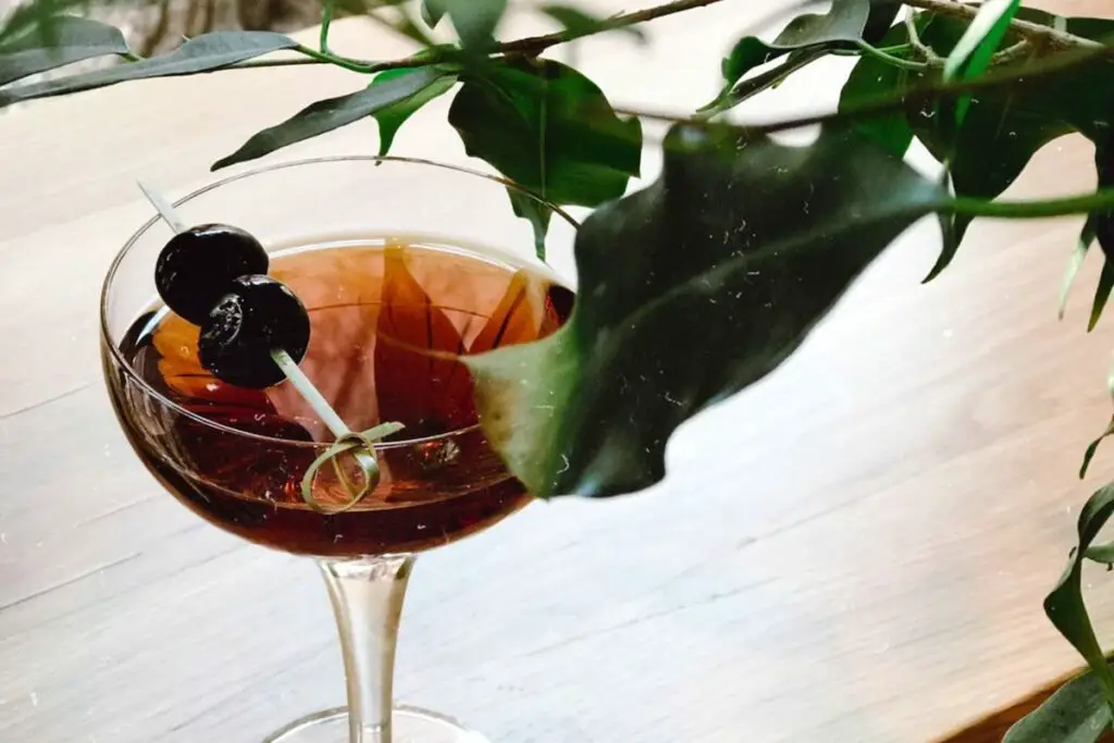 Famous New Orleans Cocktails And Their History &Mdash; The Shaken Cocktail De La Louisiane Cocktail