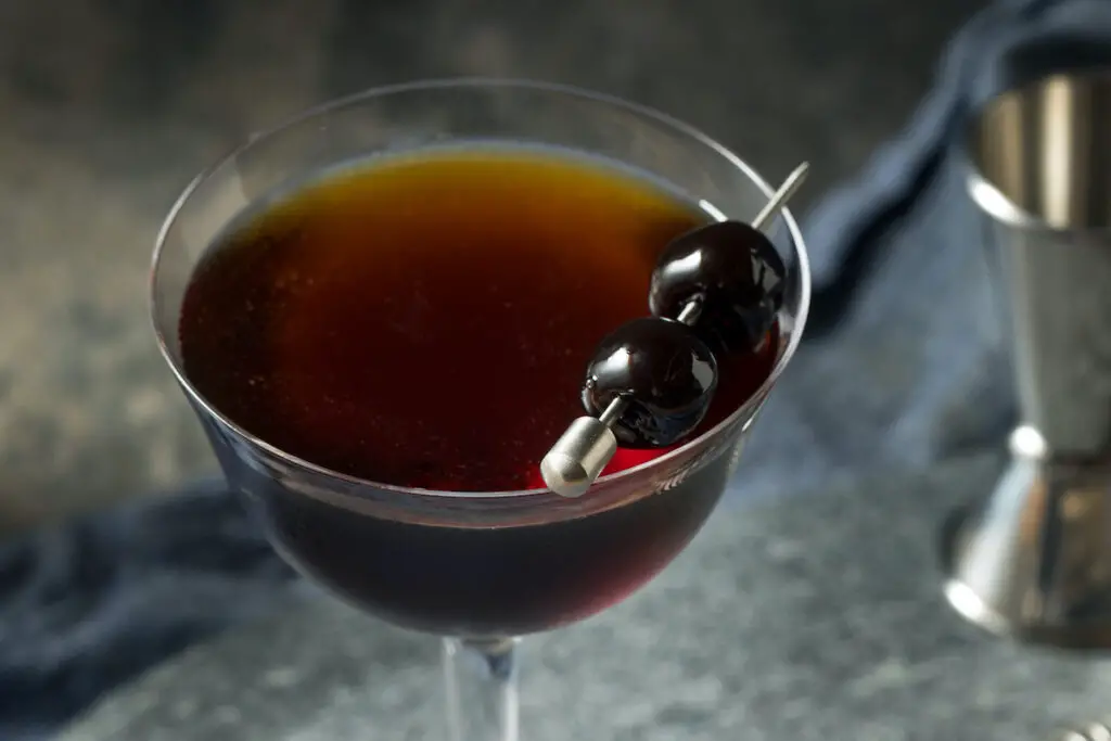 The Home Bartender'S Guide To The 6 Essential Amari &Mdash; The Shaken Cocktail Avena Black Manhattan Cocktail